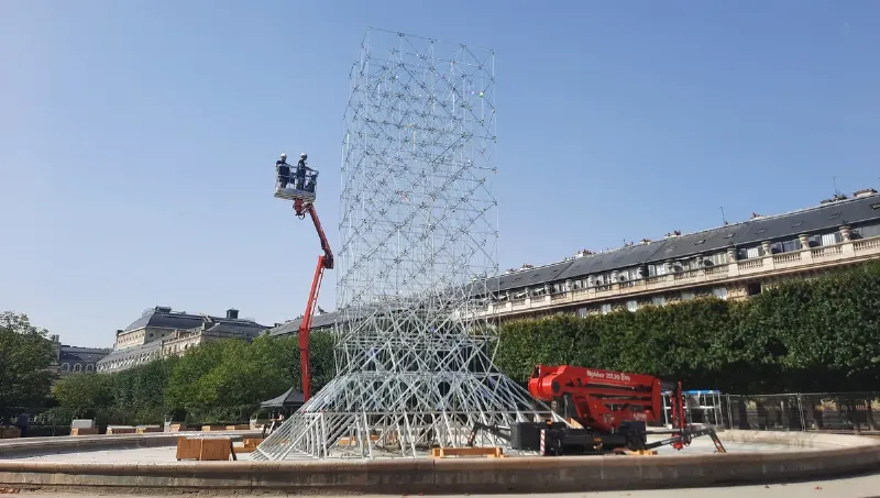 Jeff Koons Tulipes, le débat autour de l'intégration de l'œuvre dans l'espace public parisien et son impact.